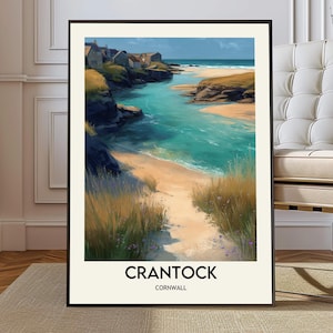 Pode incluir: Impressão artística emoldurada de Crantock, Cornualha. A obra retrata uma cena costeira com um rio turquesa que desagua no oceano. A praia tem areia dourada e o céu é azul. A impressão está numa moldura preta.