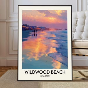 K&ouml;nnte beinhalten: Ein gerahmter Druck mit einer Strandlandschaft bei Sonnenuntergang. Das Bild zeigt einen farbenfrohen Himmel, der sich im nassen Sand spiegelt, mit Figuren, die am Ufer entlanggehen. Der Text "Wildwood Beach, New Jersey" ist unten abgebildet.