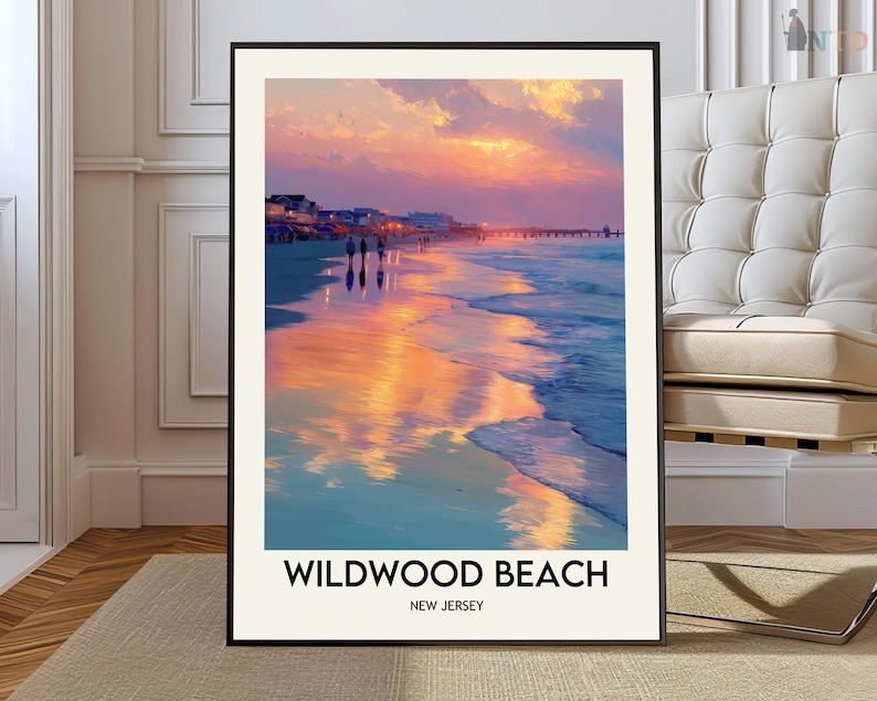 K&ouml;nnte beinhalten: Ein gerahmter Druck mit einer Strandlandschaft bei Sonnenuntergang. Das Bild zeigt einen farbenfrohen Himmel, der sich im nassen Sand spiegelt, mit Figuren, die am Ufer entlanggehen. Der Text "Wildwood Beach, New Jersey" ist unten abgebildet.