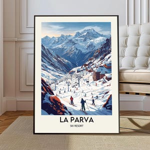 Könnte beinhalten: Ein gerahmter Kunstdruck einer schneebedeckten Berg-Skistation. Der Druck zeigt Skifahrer, Skilifte und Gebäude vor dem Hintergrund schneebedeckter Berge und blauem Himmel. Der Text "LA PARVA SKI RESORT" befindet sich unten.