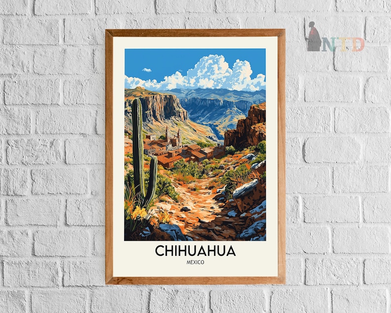 Peut inclure: Une affiche encadr&eacute;e repr&eacute;sentant un paysage de Chihuahua, au Mexique. L'&oelig;uvre d'art montre un canyon d&eacute;sertique avec une ville en contrebas de falaises, un ciel bleu et le texte "CHIHUAHUA MEXICO".