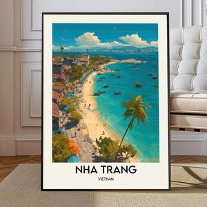 Op de afbeelding: Een ingelijste kunstdruk van Nha Trang, Vietnam, met een levendige kustscène. Het kunstwerk toont een strand met turquoise water, boten, palmbomen en gebouwen. De tekst "NHA TRANG VIETNAM" staat onderaan.