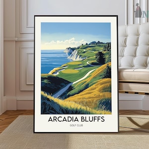 Puede incluir: Una impresión artística enmarcada del Arcadia Bluffs Golf Club. La obra de arte representa un campo de golf con calles verdes y colinas cubiertas de hierba de color amarillo-marrón con vistas a un océano azul. El cielo es de un azul claro. El texto "Arcadia Bluffs Golf Club" está en la parte inferior.
