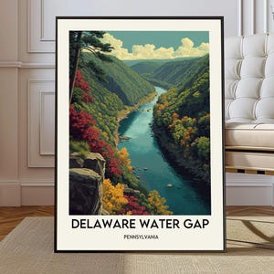 Może przedstawiać: Oprawiony wydruk artystyczny Delaware Water Gap w Pensylwanii. Grafika przedstawia rzekę wijącą się przez dolinę z bujną zielenią i kolorowymi jesiennymi liśćmi. Tekst "DELAWARE WATER GAP" i "PENNSYLVANIA" jest wydrukowany na dole.