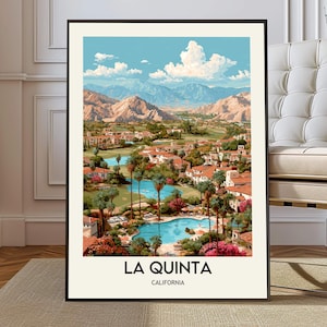 Könnte beinhalten: Ein gerahmter Kunstdruck mit einer malerischen Ansicht von La Quinta, Kalifornien. Das Kunstwerk zeigt eine Landschaft mit Bergen, Gebäuden, Palmen und einem Swimmingpool unter blauem Himmel. Der Text "LA QUINTA CALIFORNIA" ist unten abgebildet.