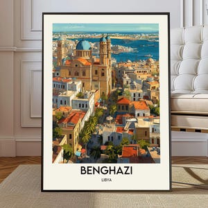 Puede incluir: Una impresión artística enmarcada que presenta una colorida ilustración de Bengasi, Libia. La obra de arte representa un paisaje urbano con edificios, cúpulas y palmeras, con el nombre de la ciudad y el país en la parte inferior.