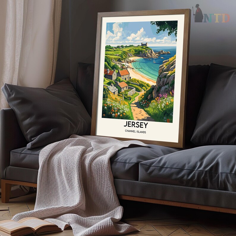 Pu&ograve; includere: Un poster vintage di viaggio che presenta una vista panoramica di una baia con una spiaggia e un piccolo villaggio a Jersey, Isole del Canale. Il poster ha uno schema di colori blu, verde e marrone e presenta il testo "Jersey, Isole del Canale".