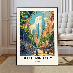 Peut inclure: Une illustration colorée d'une scène de rue à Ho Chi Minh Ville, au Vietnam. L'image présente de grands bâtiments, des arbres verdoyants et des gens qui marchent et conduisent des motos. Le texte "HO CHI MINH CITY" et "VIETNAM" est imprimé en bas de l'image.