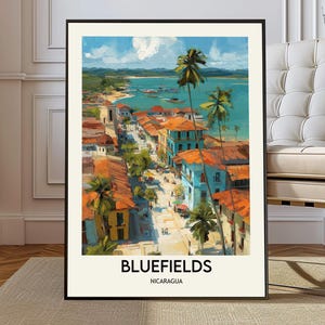 Puede incluir: Una impresión artística enmarcada de Bluefields, Nicaragua. La obra de arte representa una escena callejera vibrante con edificios coloridos, palmeras y una vista costera. El texto "BLUEFIELDS NICARAGUA" está impreso en la parte inferior.