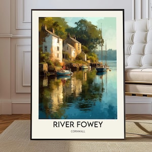 Pode incluir: Impressão artística emoldurada do rio Fowey na Cornualha. A obra retrata uma paisagem aquática serena com edifícios à beira-mar, barcos e reflexos na água. A impressão tem uma moldura preta e o texto "RIVER FOWEY CORNWALL" na parte inferior.