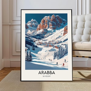 Könnte beinhalten: Ein gerahmter Kunstdruck mit einer Winterlandschaft des Skigebiets Arabba. Das Kunstwerk zeigt schneebedeckte Berge, ein Dorf und Skifahrer auf den Pisten. Der Text "ARABBA SKI RESORT" befindet sich unten.