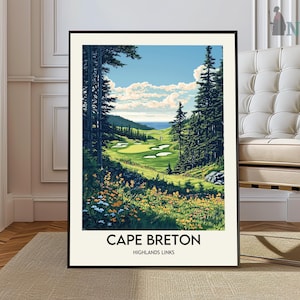 Peut inclure: Une affiche encadrée du parcours de golf Cape Breton Highlands Links. L'œuvre représente un parcours de golf vert vif entouré d'arbres luxuriants, de fleurs sauvages et d'un ciel bleu nuageux. Le texte "CAPE BRETON" et "HIGHLANDS LINKS" est en bas.
