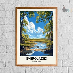 Op de afbeelding: Een vintage poster met een schilderachtig uitzicht op Everglades National Park. De poster toont een blauwe lucht met witte wolken, groene bomen en een rivier die door het landschap stroomt. De tekst "EVERGLADES NATIONAL PARK" staat onderaan de poster gedrukt.