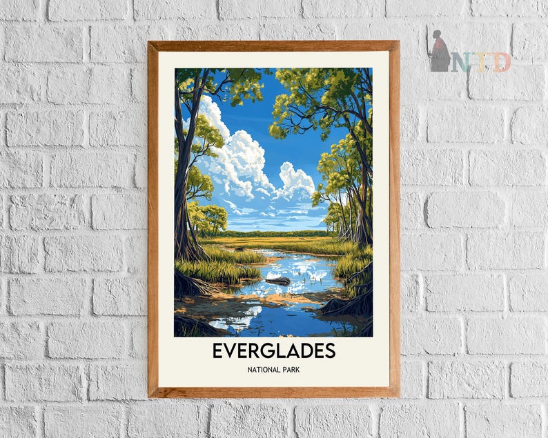 Op de afbeelding: Een vintage poster met een schilderachtig uitzicht op Everglades National Park. De poster toont een blauwe lucht met witte wolken, groene bomen en een rivier die door het landschap stroomt. De tekst "EVERGLADES NATIONAL PARK" staat onderaan de poster gedrukt.