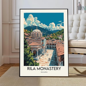 Könnte beinhalten: Ein gerahmter Kunstdruck mit dem Rila-Kloster in Bulgarien. Das Kunstwerk zeigt das Kloster in einem detaillierten Illustrationsstil, vor dem Hintergrund von Bergen und blauem Himmel. Der Druck enthält den Text "RILA MONASTERY BULGARIA".