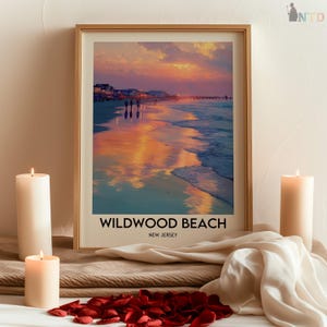 K&ouml;nnte beinhalten: Ein gerahmter Druck von Wildwood Beach, New Jersey, bei Sonnenuntergang. Das Kunstwerk zeigt eine Strandszene mit einem Pier, Geb&auml;uden und Menschen, die am Ufer entlanggehen. Der Himmel ist mit orangefarbenen und violetten Farbt&ouml;nen gef&uuml;llt, die sich im nassen Sand spiegeln.