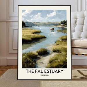 Pode incluir: Uma impressão emoldurada de uma serena paisagem costeira com um veleiro na água. A obra de arte apresenta uma paleta de cores suaves de azuis, verdes e bege, com o texto "THE FAL ESTUARY CORNWALL" na parte inferior.
