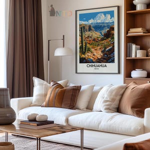 Peut inclure: Un salon avec un canap&eacute; blanc orn&eacute; de coussins d&eacute;coratifs bruns et beiges. Une affiche encadr&eacute;e d'un paysage d&eacute;sertique avec le texte "CHIHUAHUA MEXICO" est accroch&eacute;e au mur. Une table basse en bois et un lampadaire compl&egrave;tent le d&eacute;cor.