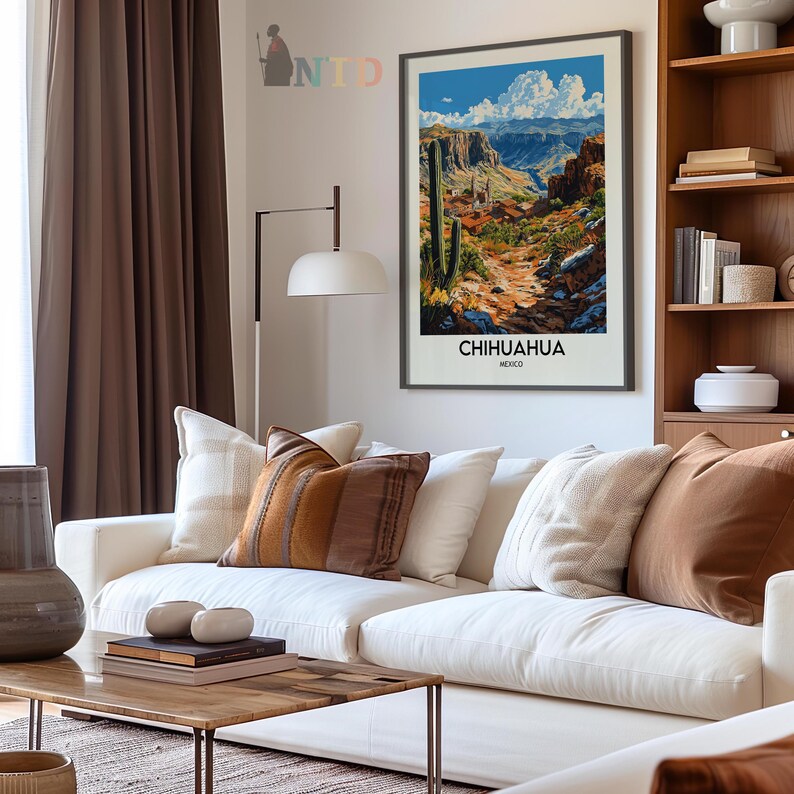 Peut inclure: Un salon avec un canap&eacute; blanc orn&eacute; de coussins d&eacute;coratifs bruns et beiges. Une affiche encadr&eacute;e d'un paysage d&eacute;sertique avec le texte "CHIHUAHUA MEXICO" est accroch&eacute;e au mur. Une table basse en bois et un lampadaire compl&egrave;tent le d&eacute;cor.