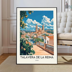 Może przedstawiać: Oprawiony plakat z Talavera de la Reina, Hiszpania, przedstawiający szczegółową ilustrację architektury miasta pod błękitnym niebem z chmurami. Plakat zawiera nazwę miasta i kraju.
