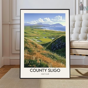 Puede incluir: Una impresión enmarcada del County Sligo Golf Club. La obra de arte representa un campo de golf con calles verdes, trampas de arena blancas y el océano al fondo. El cielo es azul con nubes blancas. El texto "COUNTY SLIGO GOLF CLUB" está en la parte inferior.