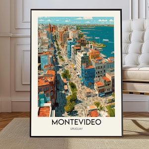 以下が含まれることがあります： モンテビデオ、ウルグアイの額装されたアートプリント。カラフルな建物、賑やかな街並み、海の景色が特徴です。プリントは黒いフレームで、都市名は太字で表示されています。