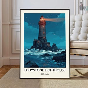 Puede incluir: Una impresión enmarcada del faro de Eddystone en Cornualles. La obra de arte representa un faro de piedra alto sobre una isla rocosa, iluminado por una luz brillante. El mar es azul oscuro y el cielo es un degradado de azul y naranja.