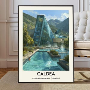 Puede incluir: Un póster enmarcado que representa un edificio moderno de cristal con una piscina, situado en un paisaje montañoso. El póster muestra la palabra "CALDEA" y la ubicación "ESCALDES-ENGORDANY | ANDORRA" en un estilo minimalista, ideal para la decoración de paredes.