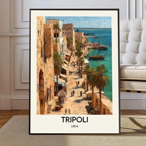 Pode incluir: Uma impressão artística emoldurada de Trípoli, Líbia, com uma cena costeira com edifícios, palmeiras e barcos. A obra de arte tem um estilo pictórico com tons quentes e a palavra "TRIPOLI" em negrito na parte inferior.