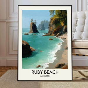 Könnte beinhalten: Ein gerahmter Kunstdruck von Ruby Beach in Washington. Das Kunstwerk zeigt eine Küstenlandschaft mit türkisfarbenem Wasser, Felsformationen und einem Sandstrand. Der Himmel ist klar blau, und der Druck hat einen weißen Rand. Der Text "RUBY BEACH WASHINGTON" steht unten.