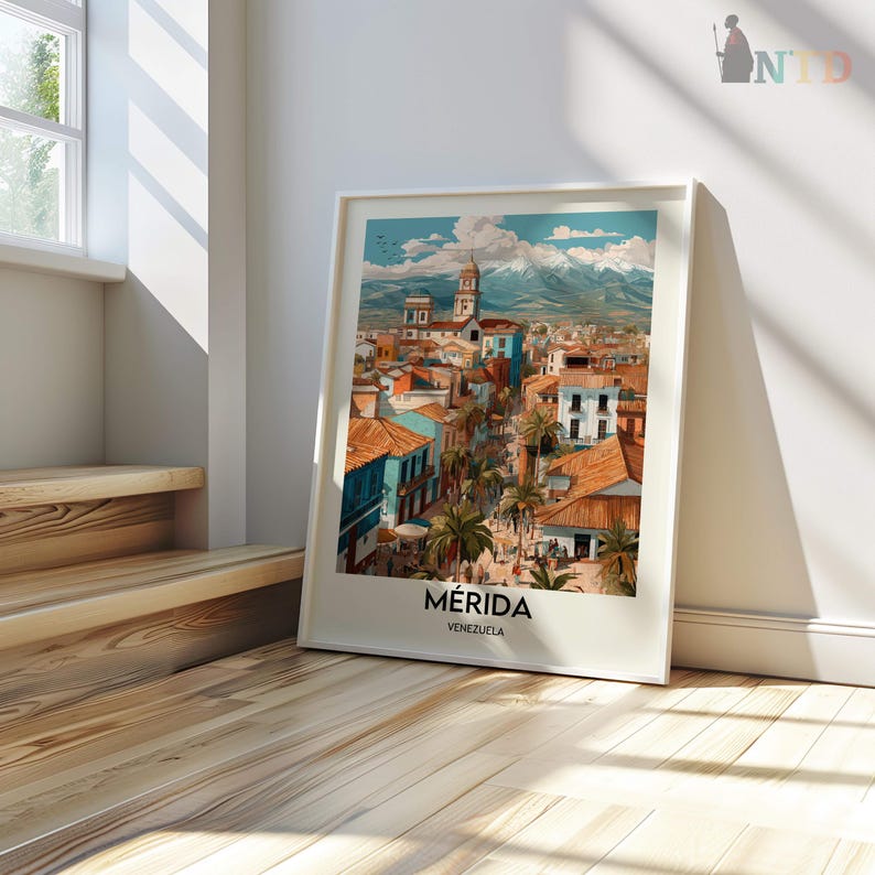 K&ouml;nnte beinhalten: Ein gerahmter Kunstdruck von M&eacute;rida, Venezuela, mit einer farbenfrohen Stadtlandschaft mit roten Ziegeld&auml;chern, blauen Geb&auml;uden und Palmen. Das Kunstwerk enth&auml;lt den Text "M&eacute;rida, Venezuela" am unteren Rand, mit einer Bergkette im Hintergrund.