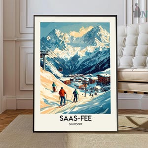 Puede incluir: Una impresión artística enmarcada de una escena de estación de esquí invernal. La obra representa esquiadores en una ladera nevada con un pueblo y montañas al fondo. La impresión tiene un marco negro y el texto "SAAS-FEE SKI RESORT" en la parte inferior.