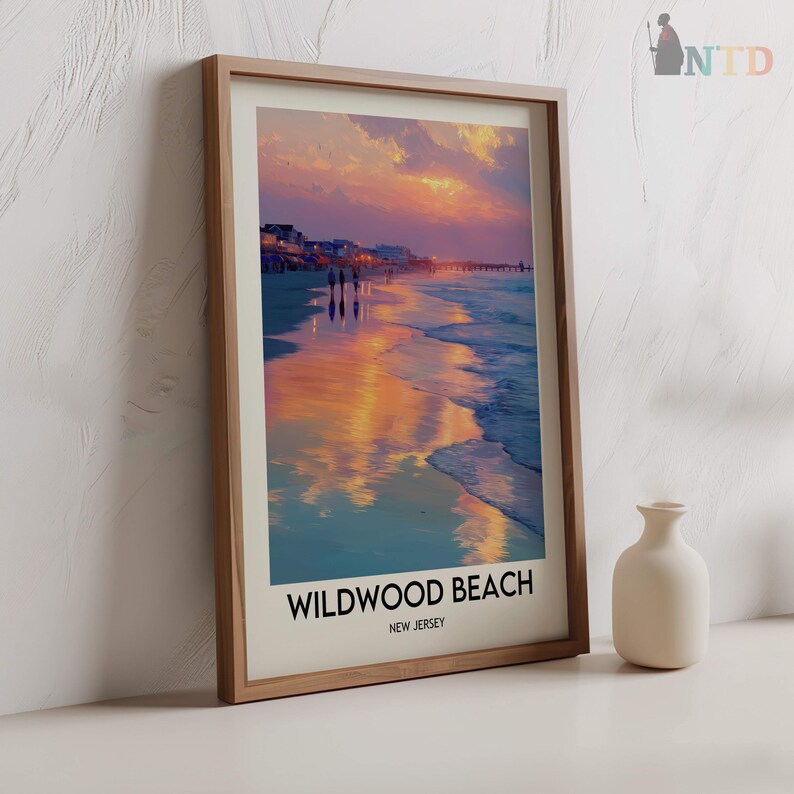 K&ouml;nnte beinhalten: Gerahmter Kunstdruck von Wildwood Beach, New Jersey, mit einem Sonnenuntergang &uuml;ber dem Meer. Das Kunstwerk zeigt einen farbenfrohen Himmel, der sich im nassen Sand spiegelt, mit Silhouetten am Strand. Eine minimalistische wei&szlig;e Vase steht daneben.