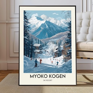 Puede incluir: Una impresión enmarcada de una escena de estación de esquí de invierno. La obra de arte representa esquiadores en una ladera nevada con edificios y árboles. El fondo presenta montañas cubiertas de nieve bajo un cielo azul. El texto "MYOKO KOGEN SKI RESORT" está en la parte inferior.