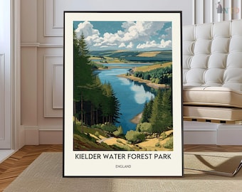 Op de afbeelding: Een ingelijste kunstdruk van Kielder Water Forest Park in Engeland. Het landschapskunstwerk toont een serene meeromgeving, omringd door groene bomen en glooiende heuvels onder een blauwe lucht met witte wolken. De tekst "Kielder Water Forest Park" en "England" staan onderaan.