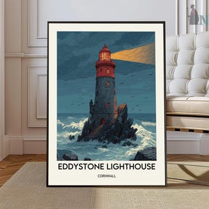 Puede incluir: Impresión enmarcada del faro de Eddystone en Cornualles. La obra representa un faro de piedra con la parte superior roja, iluminado por un haz de luz brillante. El faro está rodeado de olas rompiendo y un cielo oscuro y tormentoso.