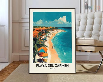 Pode incluir: Uma impressão artística emoldurada retratando Playa del Carmen, México. A obra de arte mostra uma vibrante cena de praia com água turquesa, uma praia arenosa e edifícios com telhados laranja. O céu é azul brilhante com nuvens brancas e fofas. Inclui o texto "PLAYA DEL CARMEN MEXICO".
