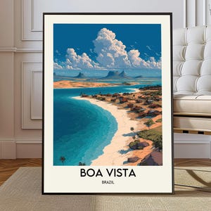 Può includere: Una stampa artistica verticale incorniciata raffigurante un paesaggio costiero di Boa Vista, Brasile. L'illustrazione mostra una baia turchese, una spiaggia sabbiosa e un piccolo villaggio con case sotto un cielo azzurro con grandi nuvole bianche.