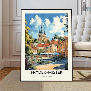 Puede incluir: Una impresión artística enmarcada que presenta una colorida ilustración de Frýdek-Místek, República Checa. La obra de arte representa una plaza con edificios, un estanque y una iglesia bajo un cielo azul con nubes. La impresión se muestra en una pared beige.