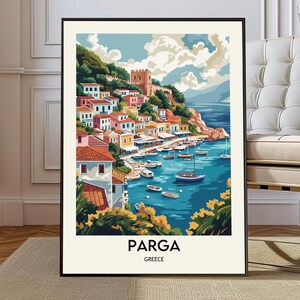 Könnte beinhalten: Ein gerahmter Kunstdruck von Parga, Griechenland, zeigt eine Küstenstadt mit bunten Gebäuden, Booten im türkisfarbenen Wasser und einer Festung auf einem Hügel. Der Himmel ist blau mit Wolken. Der Druck trägt die Aufschrift "PARGA" und "GREECE".