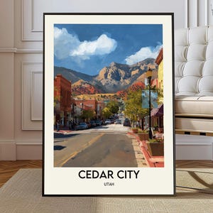 Może przedstawiać: Oprawiony wydruk artystyczny przedstawiający Cedar City, Utah, z widokiem na ulicę z budynkami, samochodami i górami w tle. Niebo jest niebieskie z białymi chmurami. Tekst "CEDAR CITY UTAH" znajduje się na dole.