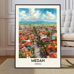 Könnte beinhalten: Ein gerahmter Druck von Medan, Indonesien, mit einer lebendigen Stadtlandschaft mit roten Dächern, üppigem Grün und einem hellblauen Himmel mit weißen Wolken. Das Wort "MEDAN" ist in weißen Buchstaben gedruckt, darunter "INDONESIA".