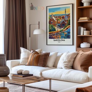 Puede incluir: Un cartel de viaje vintage con una ilustraci&oacute;n colorida de Barcelona, Espa&ntilde;a. El cartel tiene una combinaci&oacute;n de colores azul, verde y amarillo y presenta una vista de la ciudad con una torre alta en el fondo. El texto "BARCELONA Espa&ntilde;a" est&aacute; impreso en la parte inferior del cartel.