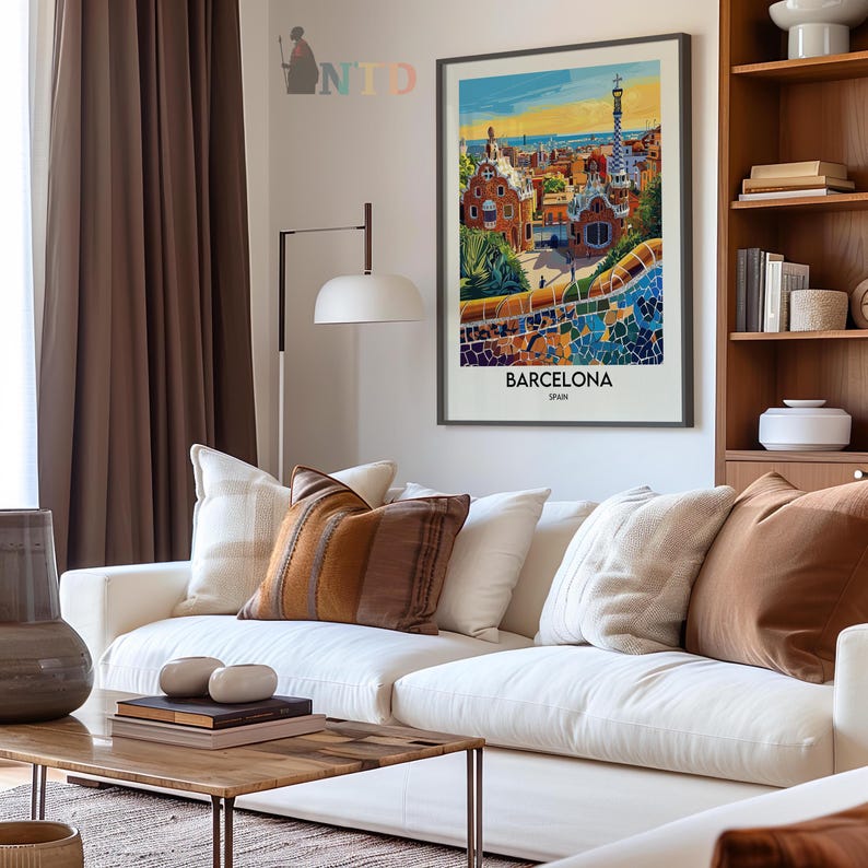 Puede incluir: Un cartel de viaje vintage con una ilustraci&oacute;n colorida de Barcelona, Espa&ntilde;a. El cartel tiene una combinaci&oacute;n de colores azul, verde y amarillo y presenta una vista de la ciudad con una torre alta en el fondo. El texto "BARCELONA Espa&ntilde;a" est&aacute; impreso en la parte inferior del cartel.