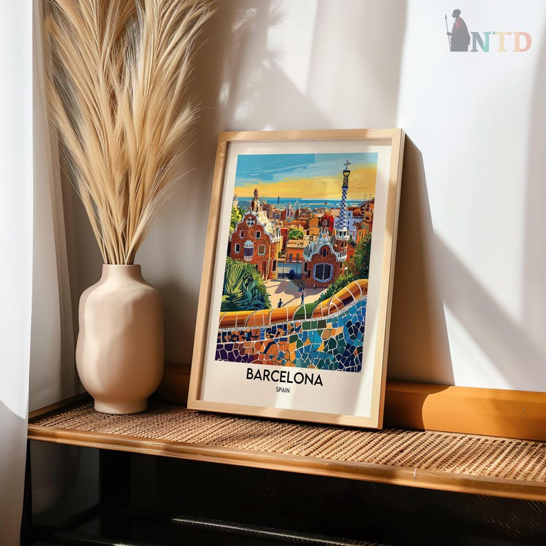 Puede incluir: Una impresi&oacute;n enmarcada de una ilustraci&oacute;n colorida de Barcelona, Espa&ntilde;a. La impresi&oacute;n presenta una vista de la ciudad con edificios, un parque y una pared cubierta de mosaicos. El texto "Barcelona, Espa&ntilde;a" est&aacute; impreso en la parte inferior de la impresi&oacute;n.