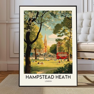 Puede incluir: Un póster enmarcado que representa Hampstead Heath en Londres, con un autobús de dos pisos rojo, una iglesia y gente relajándose en el parque. El póster incluye el texto "HAMPSTEAD HEATH LONDON" en la parte inferior, sobre un fondo crema.