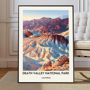 Könnte beinhalten: Ein gerahmter vertikaler Wandkunstdruck mit einer Landschaft des Death Valley Nationalparks in Kalifornien. Das Bild zeigt zerklüftete, geschichtete Wüstenhügel in Orange-, Rot- und Weißtönen unter einem klaren Himmel, mit dem Text Death Valley National Park California am unteren Rand.
