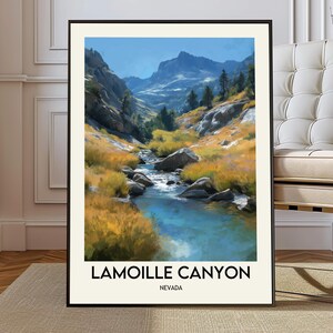 Pode incluir: Impressão artística emoldurada de Lamoille Canyon, Nevada. A pintura da paisagem retrata um rio que flui por um vale com montanhas ao fundo. A obra de arte apresenta um céu azul, gramíneas douradas e terreno rochoso.
