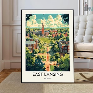 Puede incluir: Una ilustración de estilo vintage del horizonte de East Lansing, Michigan. La ilustración presenta un edificio alto con una torre de reloj, rodeado de árboles y otros edificios. El texto "East Lansing, Michigan" está impreso debajo de la ilustración.