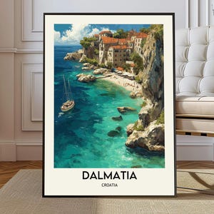 Könnte beinhalten: Ein gerahmter Kunstdruck mit einer Küstenlandschaft von Dalmatien, Kroatien. Das Kunstwerk zeigt ein türkisfarbenes Meer, ein Segelboot und eine Küstenlinie mit Gebäuden und Klippen. Der Text "DALMATIA CROATIA" befindet sich unten.